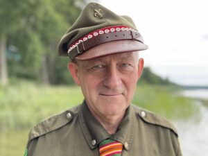 Marek Gajdziński w mundurze i rogatywce
